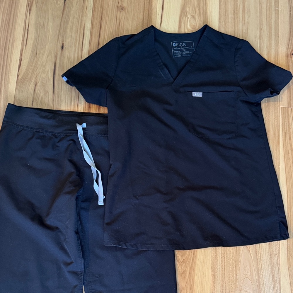 Figs Classic Black Scrub Ensemble